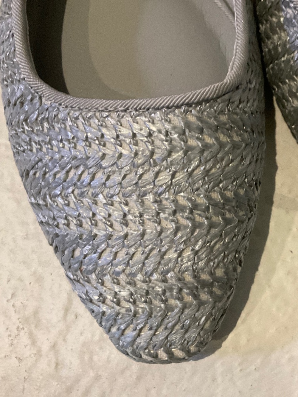 Tahari Cordoba Gray Sling Back Raffia Size 7